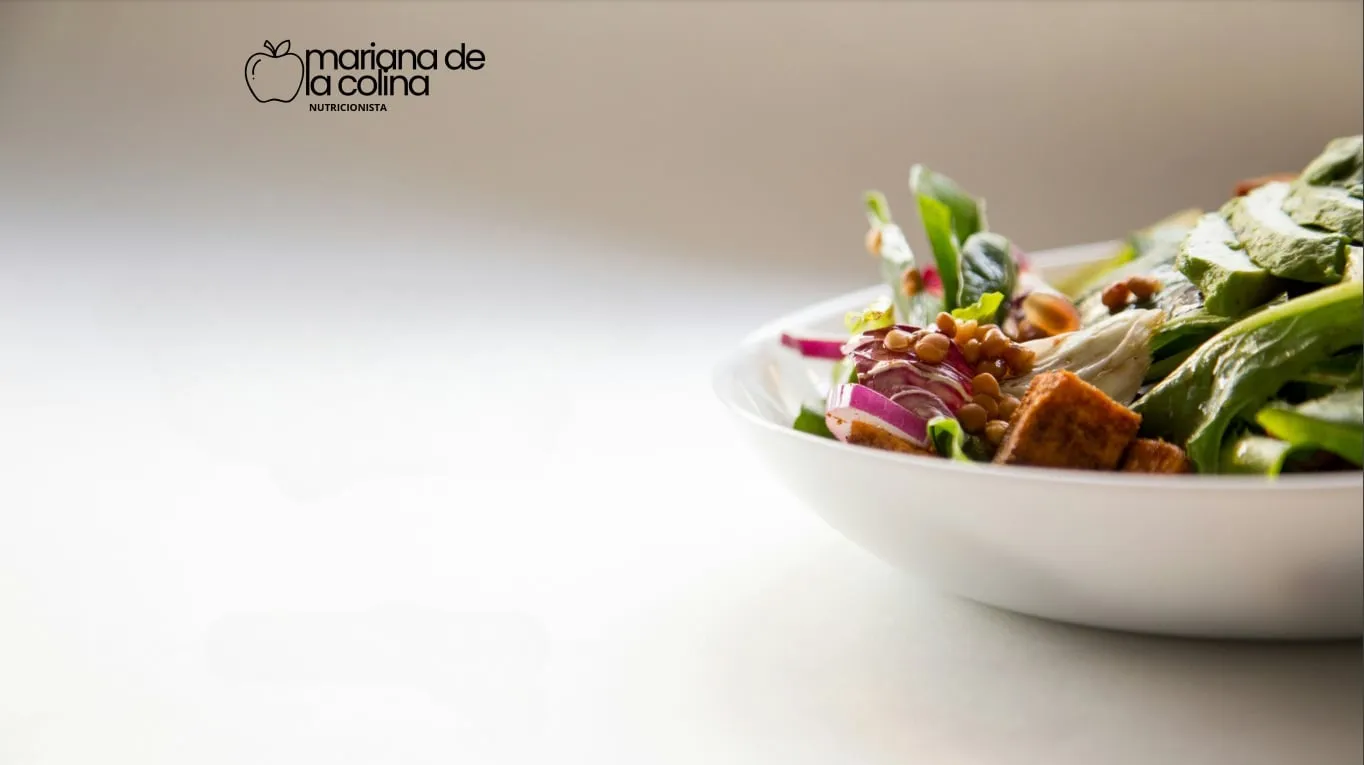 Mesa con alimentos frescos — nutrición real